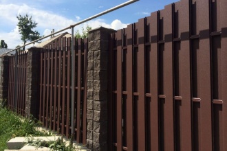 Забор из евроштакетника с кирпичными столбами 25 метров фото в Озёрах