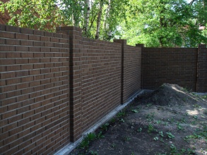 Кирпичный забор сплошной 10 метров фото недорого