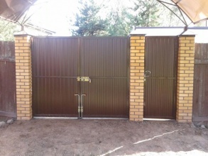 профнастил с распашными воротами - пример 11 фото в Озёрах