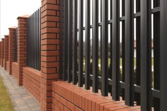 Забор из евроштакетника с кирпичными столбами 20 соток фото в Озёрах