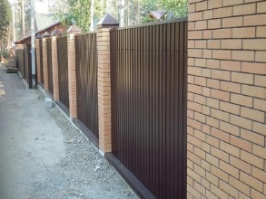 Забор из профнастила с кирпичными столбами 72 метра фото в Озёрах