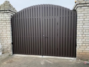 Ворота распашные из евроштакетника - пример 2 фото в Озёрах