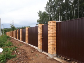 Кирпичный забор на ленточном фундаменте 12 метров фото в Озёрах