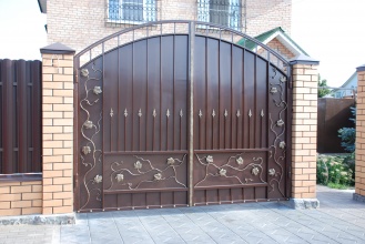 Ворота кованые распашные - пример 16 фото с установкой