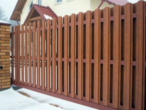 Забор из евроштакетника с кирпичными столбами 200 метров фото в Озёрах