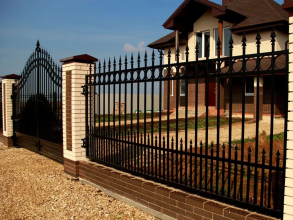 Сварные заборы с кирпичными столбами 12 метров фото в Озёрах