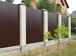 Кирпичный забор на ленточном фундаменте 90 метров фото цена за метр