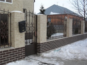 Кирпичный забор с ковкой  20 метров фото под ключ