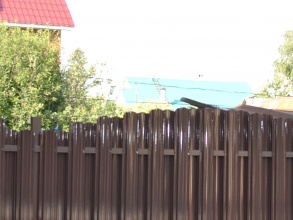 Забор из евроштакетника на ленточном фундаменте 10 метров фото в Озёрах