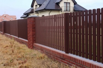 Забор из евроштакетника с кирпичными столбами 8 соток фото в Озёрах